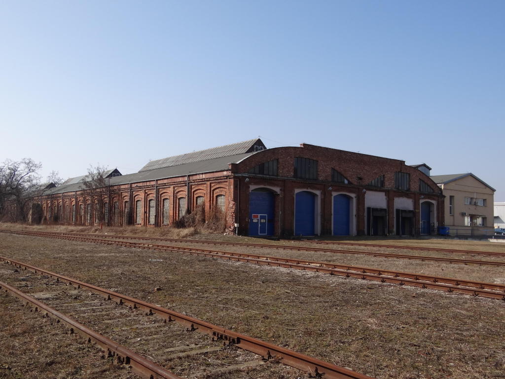 fot. Przemysław Więcek 
Bocznica Centrum Logistycznego. Historyczna hala o powierzchni zabudowy ok. 8000 mkw. z jednym torem kolejowym o długości użytkowej ok. 130 m. Widok w kierunku Grodziska Mazowieckiego. 14,4 km. Obraz