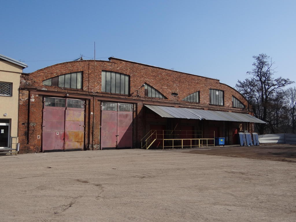 fot. Przemysław Więcek 
Bocznica Centrum Logistycznego. Historyczna hala o powierzchni zabudowy ok. 8000 mkw. z jednym torem kolejowym o długości użytkowej ok. 130 m. Widok w kierunku Warszawy. 14,6 km. Obraz