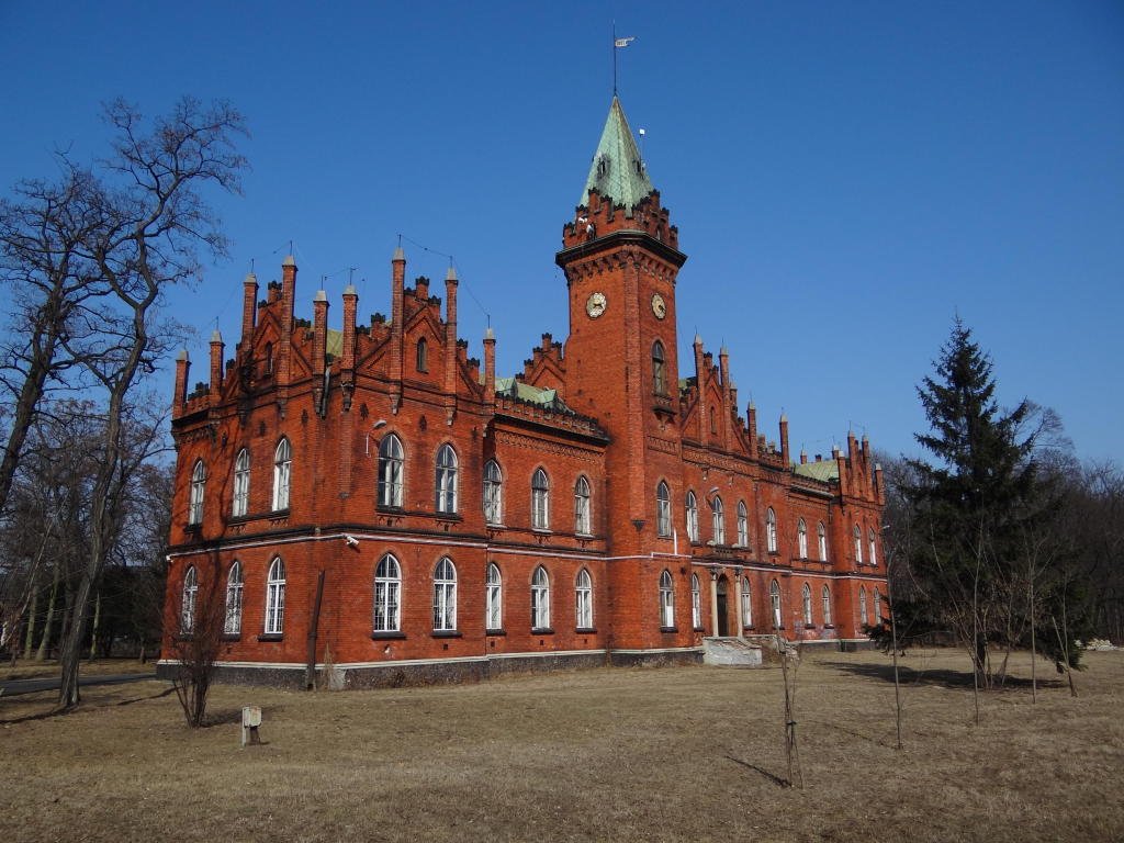 fot. Przemysław Więcek 
Centrum Logistyczne na terenie dawnych Zakładów Naprawczych Taboru Kolejowego. Zabytkowy budynek biurowy, dawniej budynek dyrekcji wybudowany ok. 1897 roku. W prawo Warszawa, w lewo Grodzisk Mazowiecki. 14,8 km. Obraz