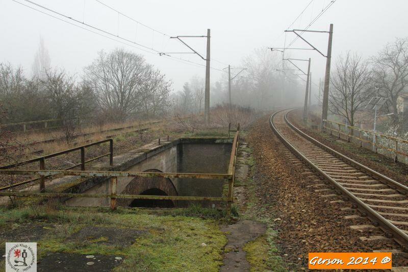 fot. Gerson 
Niekompletna balustrada nad wejściem na peron oraz ul. Koszalińską. Widok w kierunku przystanku Szczecin Golęcino. Obraz