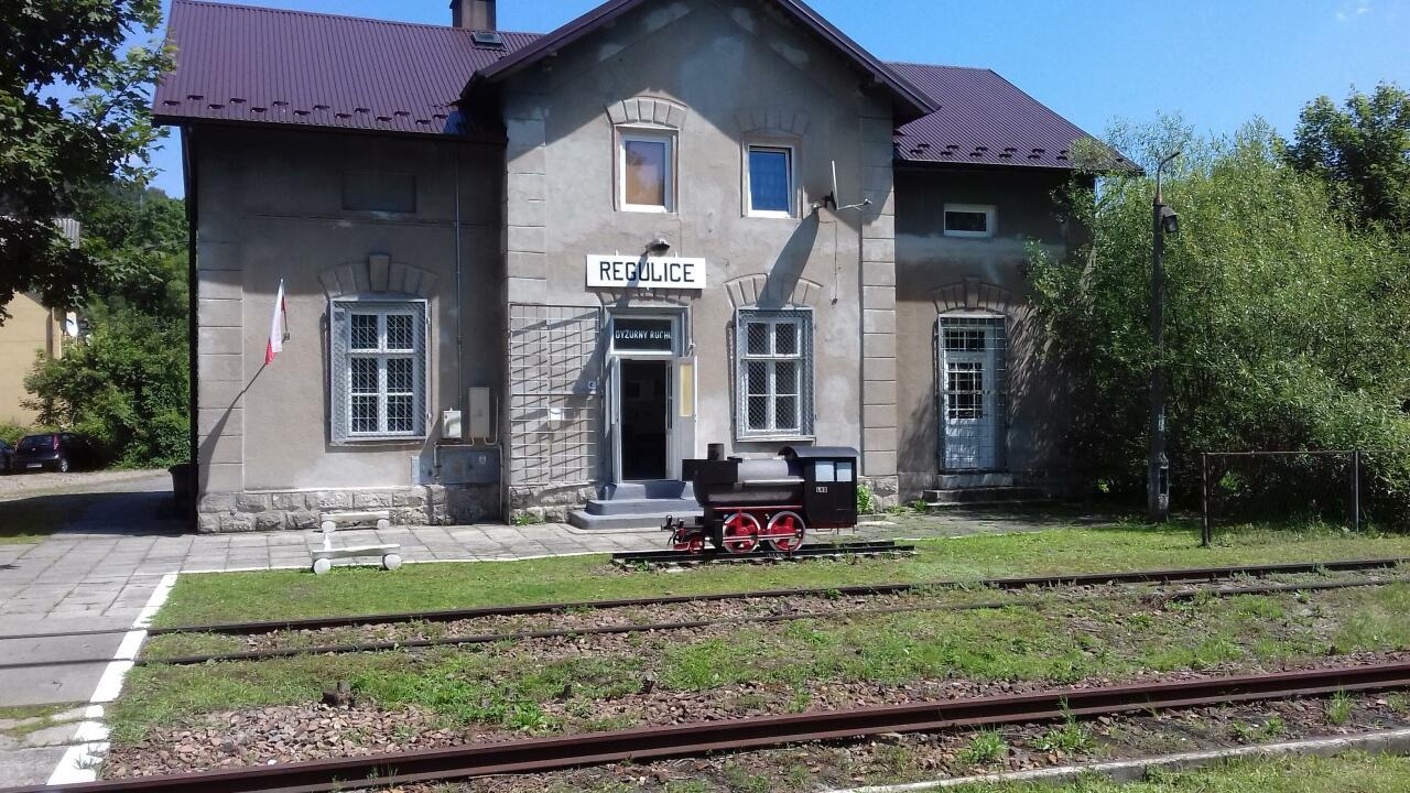 fot. Kolejowy Amator 
Widok z peronu na dworzec w Regulicach: w lewo Bolęcin/Trzebinia, w prawo Spytkowice. Obraz