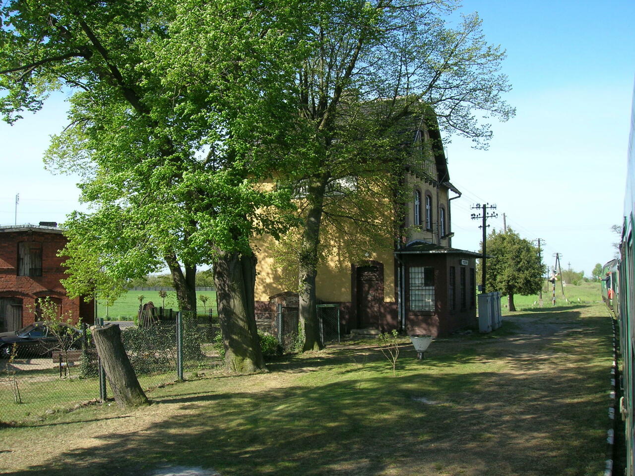 fot. Tomek K 
Odjazd pociągu w kierunku Gostynia. Peron i budynek dworca z przybudówką, w której mieściła się nastawnia dysponująca. Widok od strony Jarocina. Obraz
