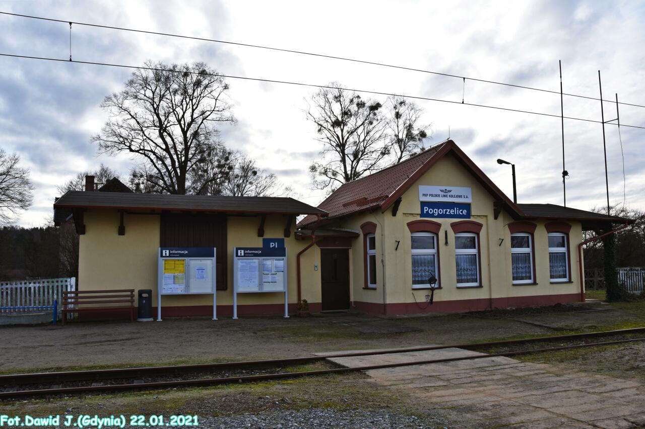 fot. Dawid Jastrzębski 
Budynek dworcowy i magazyn towarowy widoczny od strony torów. W budynku dworca znajduje się pomieszczenie nastawni dysponującej "PI". Tablica z nazwą stacji. W lewo Lębork/Gdynia Główna, w prawo Słupsk. Obraz