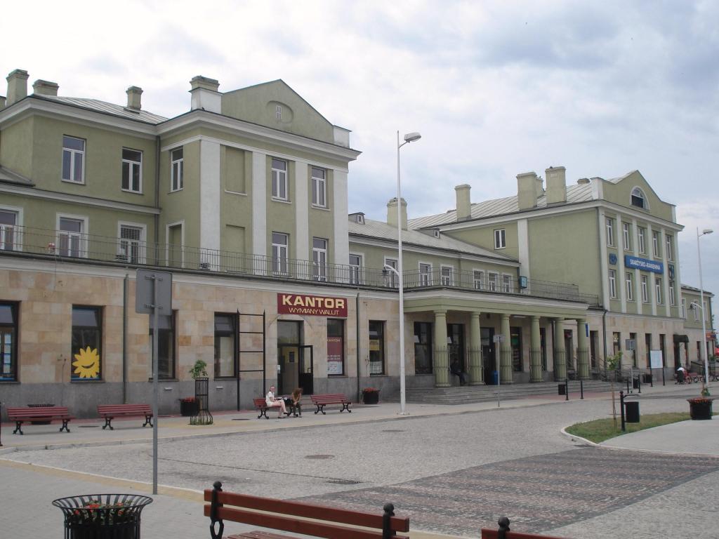 fot. Peter83 
Budynek dworca Skarżysko-Kamienna od strony poczty. Obraz
