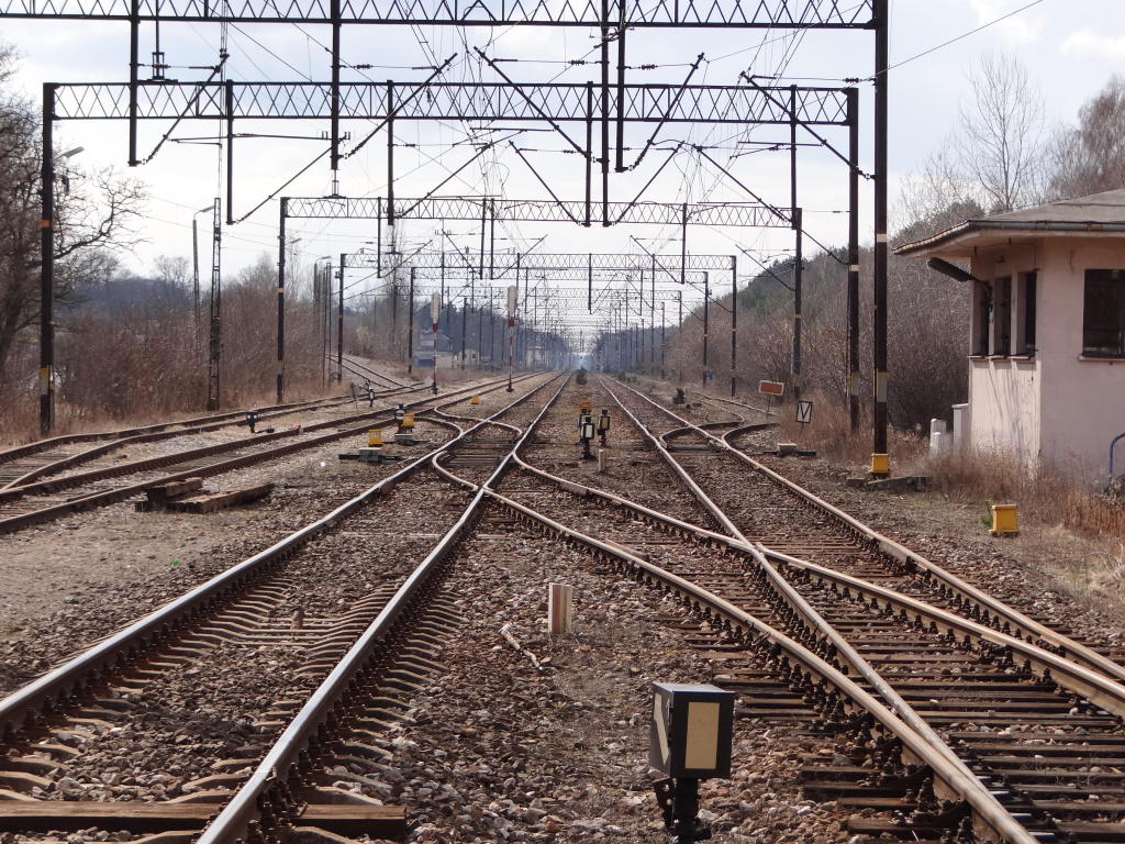 fot. Przemysław Więcek 
Zachodnia głowica rozjazdowa; wyjazd na Łuków. Nieczynna nastawnia wykonawcza Sw1. Widok w kierunku Dęblina. 54,8 km. Obraz