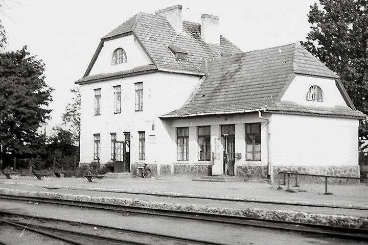 fot. Marek Wisławski 
Dawnych wspomnień czar… Nowe Miasto nad Pilicą, budynek dworcowy latem 1958 roku… Obraz