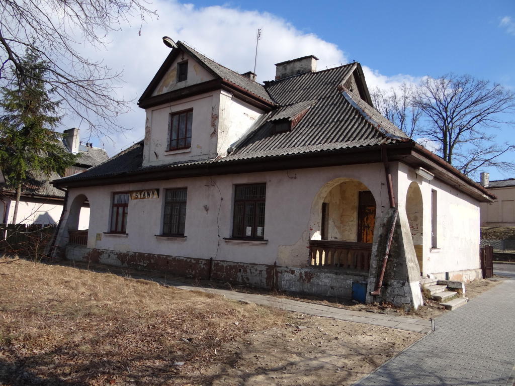 fot. Przemysław Więcek 
Budynek dworcowy od strony peronów. W lewo Łuków, w prawo Dęblin. 55,7 km. Obraz