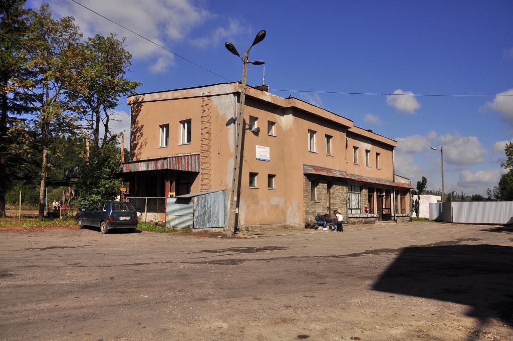 fot. ROBERT KOŃPA 
Budynek dworca od strony wsi. Obraz