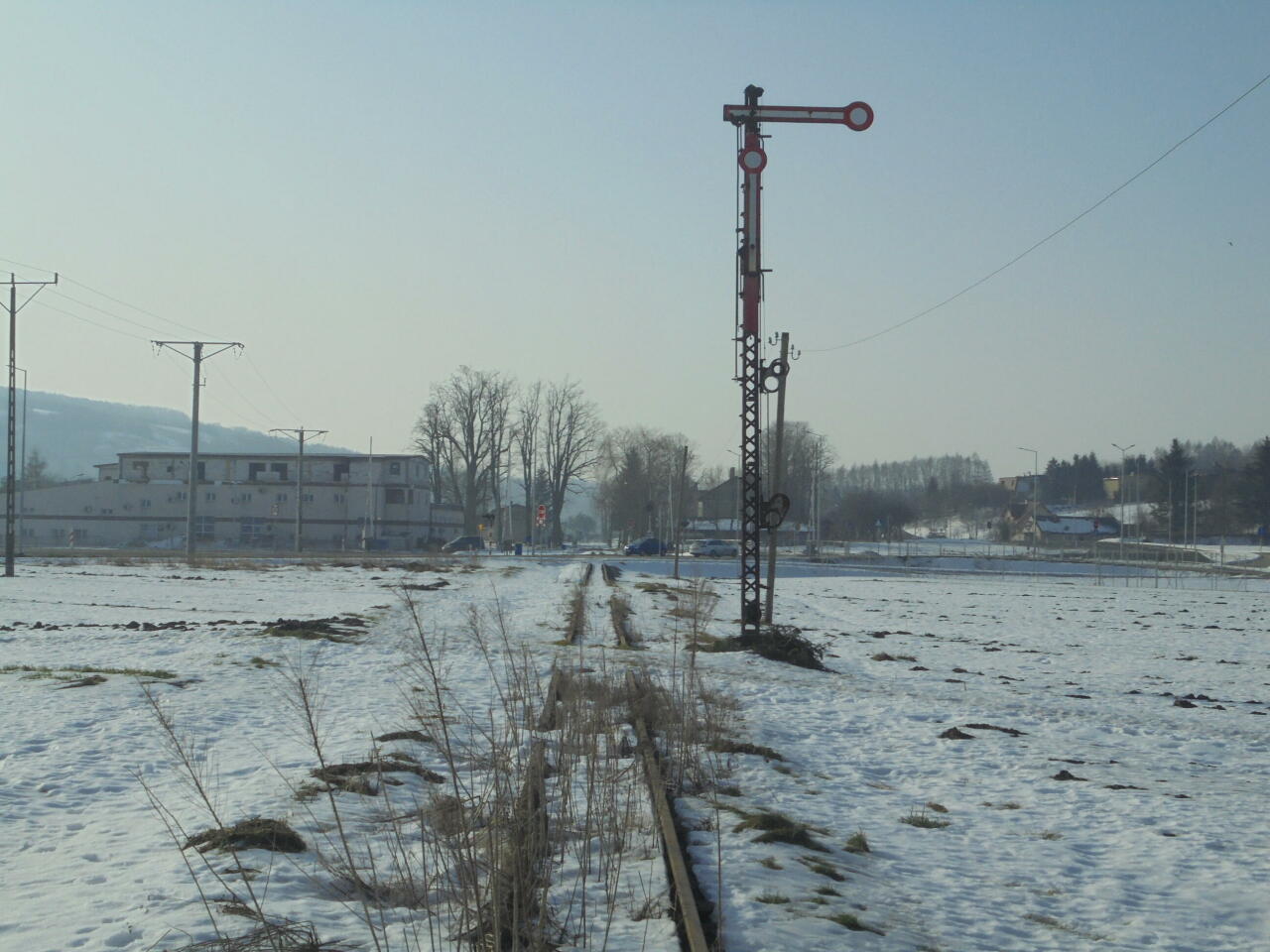 fot. Opolanin 
Dawny semafor wjazdowy na stację. Za nim przejazd na obwodnicy. Obraz