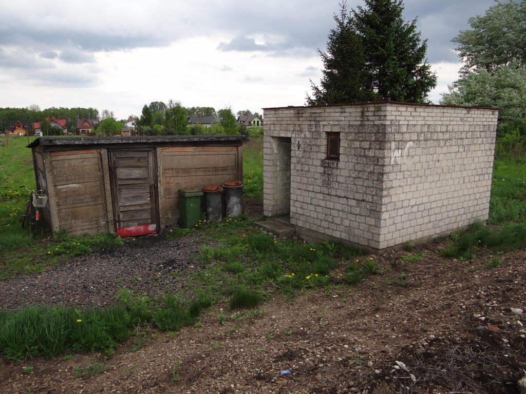 fot. Przemysław Więcek 
Toaleta. Budynek gospodarczy. Po lewej poza kadrem budynek dworcowy. W prawo Skierniewice, w lewo Łowicz. 4,1 km. Obraz