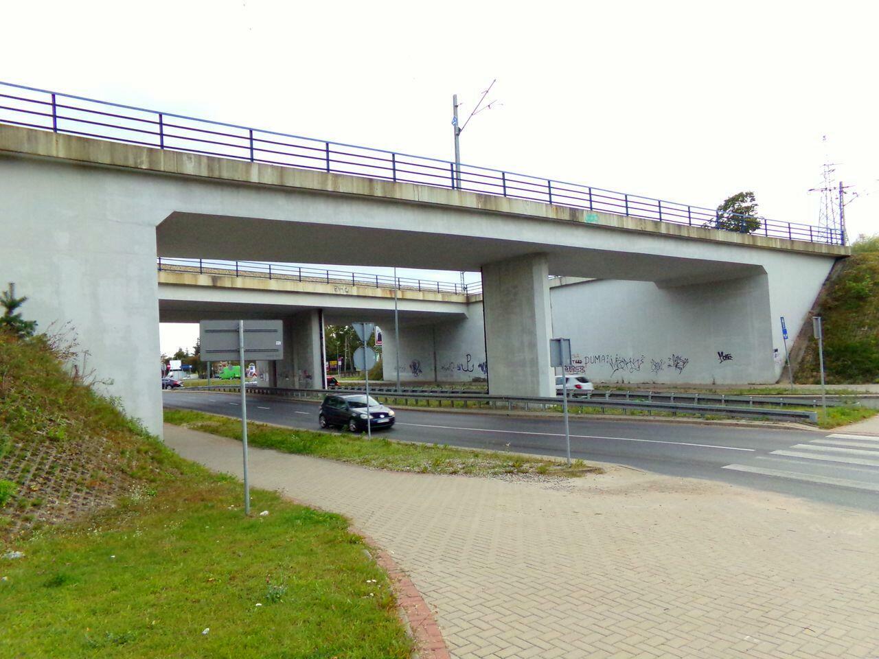 fot. tomimaki 
Wiadukt nad ulicą Szarych Szeregów. Bliższa część to LK 220, dalsza część to LK 353 i 216. Widok w kierunku południowym. W lewo Olsztyn Główny, w prawo Morąg, Iława, Działdowo. Obraz