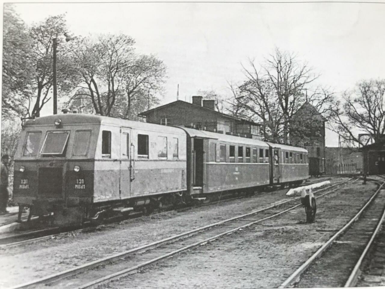 fot. R. Richter 
Pociąg do Nowego dworu Gdańskiego z MBd1-131 na czele. W tle wieża ciśnień Widok w południową stronę.
ze zb. R. Richtera. Obraz z książki Koleje wąskotorowe na Żuławach Obraz
