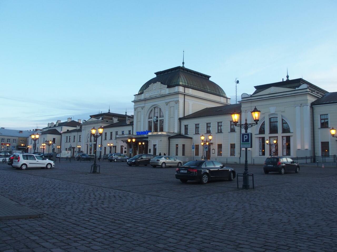 fot. Karol Romaniuk 
Dworzec od strony podjazdu późnym popołudniem. Obraz