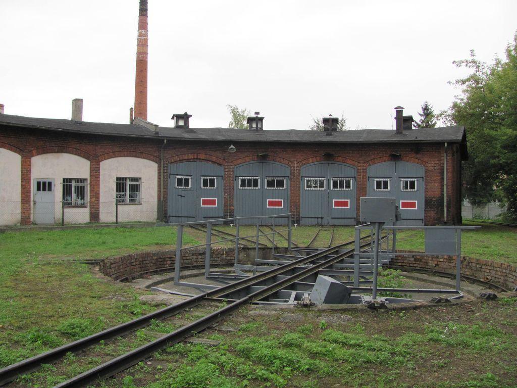 fot. Adam Skowroński 
"W 1912 r. zbudowano obszerną, siedmiostanowiskową parowozownię wachlarzową z obrotnicą." Korcz P, Atlas Wąskotorówek,Poznański Klub modelarzy wąskotorowych, Poznań 2006. Obraz