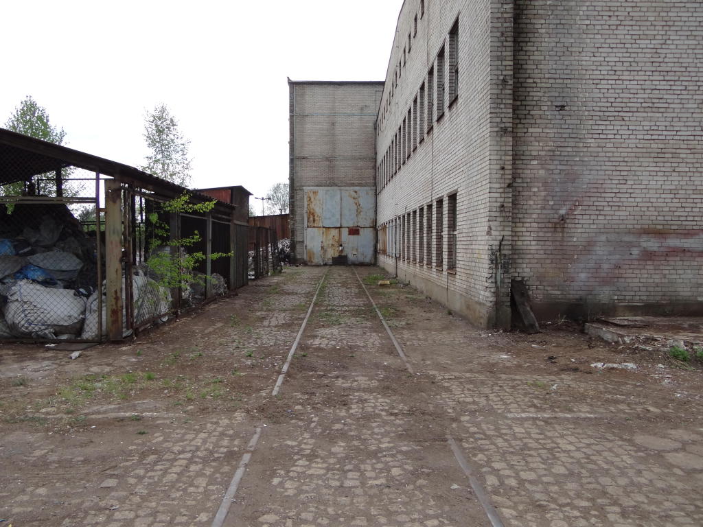 fot. Przemysław Więcek 
Bocznica Wytwórni Konstrukcji Stalowych „Rawent”. Hala oddziału produkcyjnego Z-2. Tor przelotowy przez halę. Widok w kierunku stacji Skierniewice. 1,6 km. Obraz