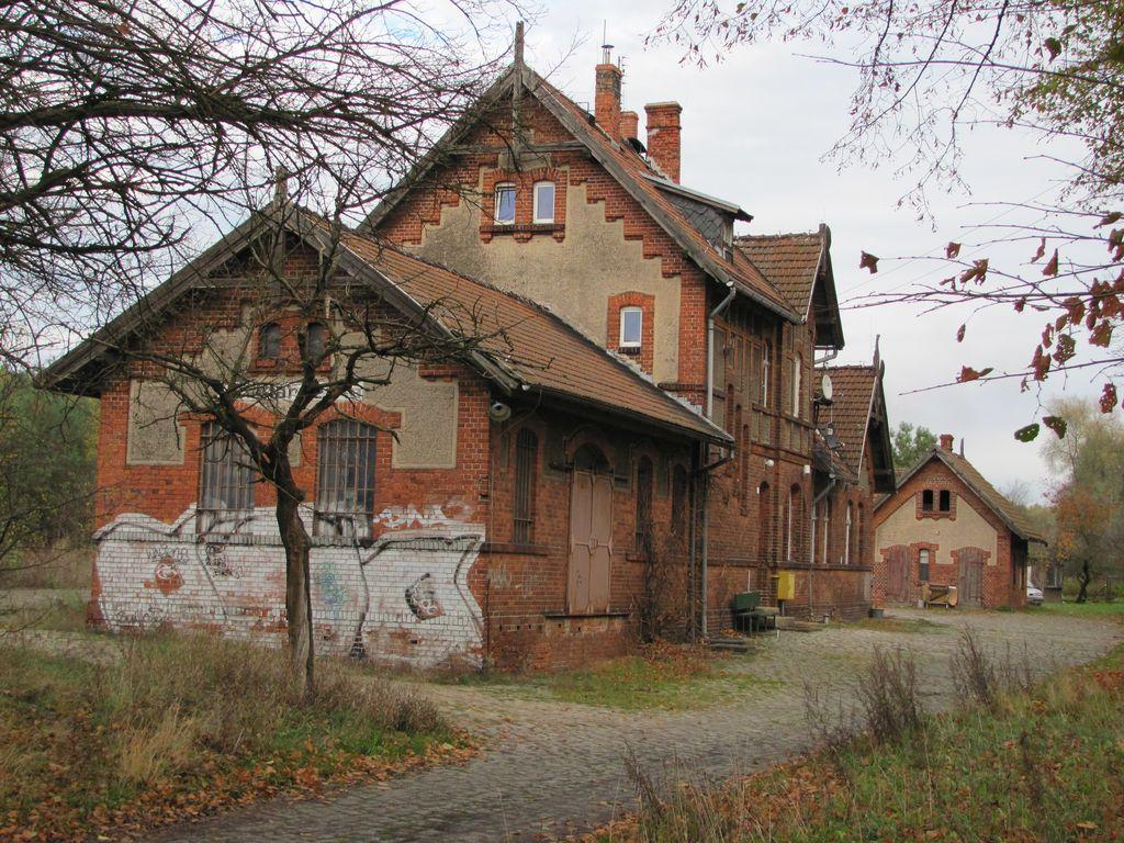 fot. Adam Skowroński 
Widok w kierunku Lubonia koło Poznania na dawny budynek stacji od strony ul. Dworcowej. Obraz