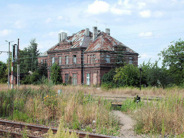 fot. Michał Kłosowski 
Dworzec Łódź Karolew, sierpień 2006. Wtedy jeszcze w całości, jeszcze przed pożarami, przed dewastacją, świeżo po wyprowadzeniu mieszkańców. Obraz
