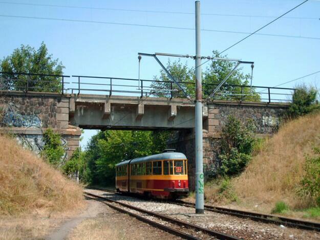 fot. Michał Kłosowski 
Wiadukt kolejowy nad linią tramwajową. Dołem jedzie KonStal 803N linii 43bis (43 jeździło do Konstantynowa i Lutomierska, w tej "czerwonej" wersji zawijała na łódzkim Zdrowiu). Dzisiaj nie ma już Konstali, nie ma linii 43, nie ma tramwajów w Lutomiersku, Konstantynowie, a od niedawna… nawet i na łódzkim Zdrowiu. Została kolej. I się bardzo rozwinęła! Obraz