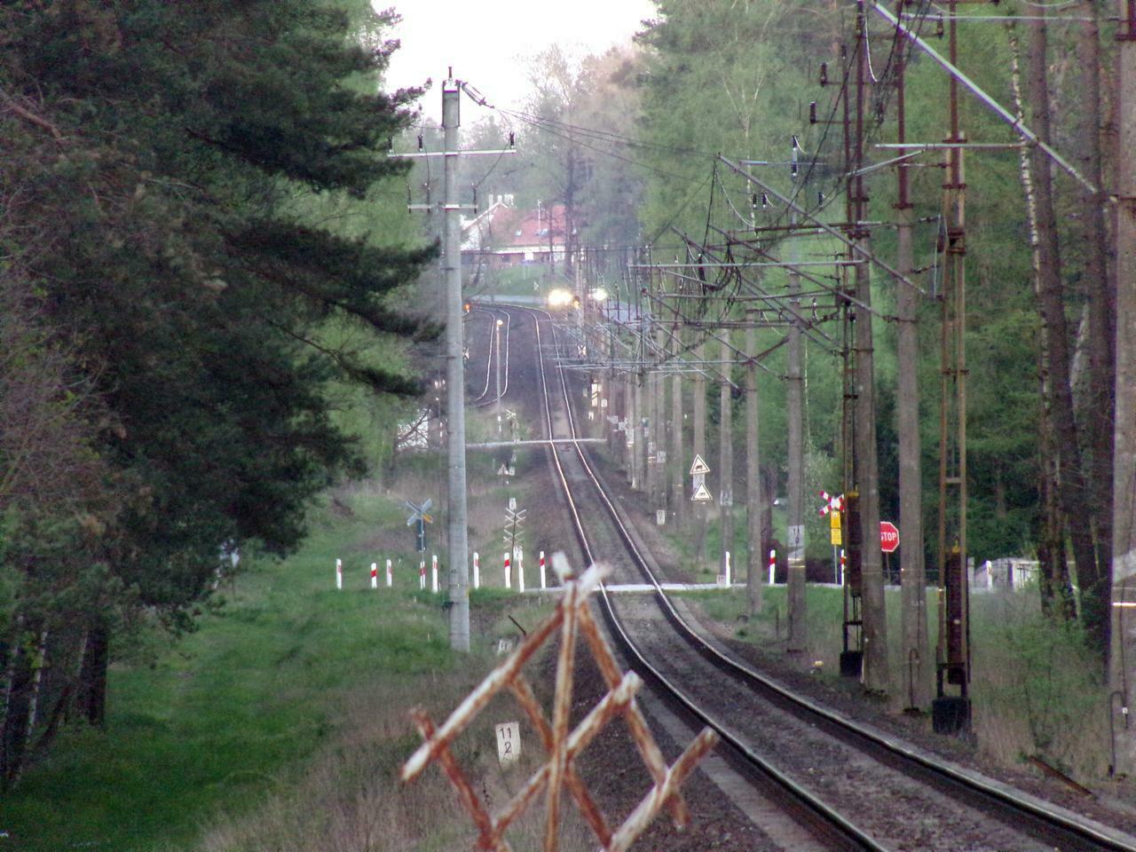 fot. tomimaki 
Widok z okolic przejazdu na 11,44 km w kierunku południowo - wschodnim (Olsztyn Główny). W oddali widoczne dwa przejazdy i jeszcze dalej położona równolegle LK 221. Obraz