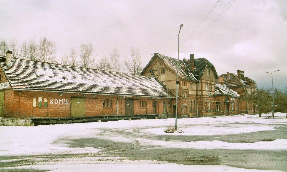 fot. octanq 
Lądek Zdrój. Magazyn towarowy i budynek dworca od strony podjazdu. Obraz