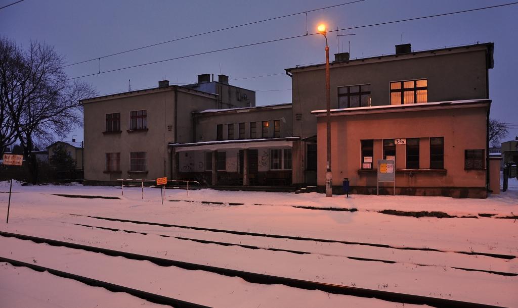 fot. ROBERT KOŃPA 
Budynek dworca i nieczynny peron 1 od strony peronów 2 i 3. Na parterze dworca mieściła się nastawnia. Widok w kierunku wschodnim; w prawo Kalety, w lewo Herby, Woźniki. Obraz