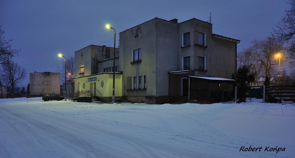fot. ROBERT KOŃPA 
Budynek dworca od strony wsi. Obraz