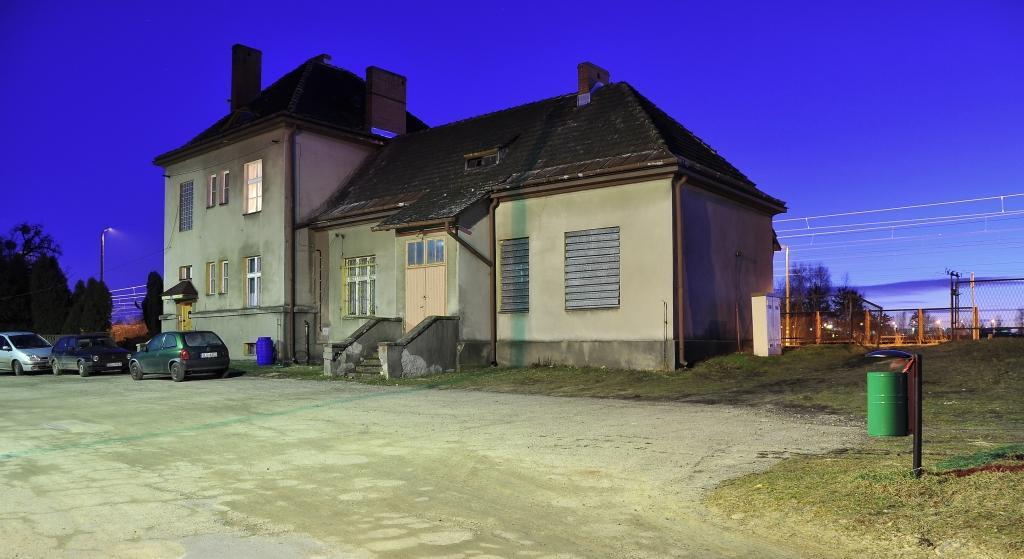 fot. ROBERT KOŃPA 
Budynek dworca od strony wsi. Obraz