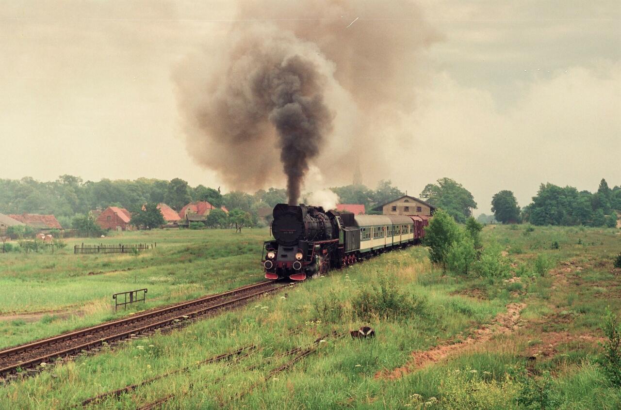 fot. Witold Niedzielski 
Pociąg specjalny Wolsztyn - Sulechów - Czerwieńsk - Gubin - Wolsztyn z Ty51-223. Widok w kierunku wschodnim (Czerwieńsk). Obraz