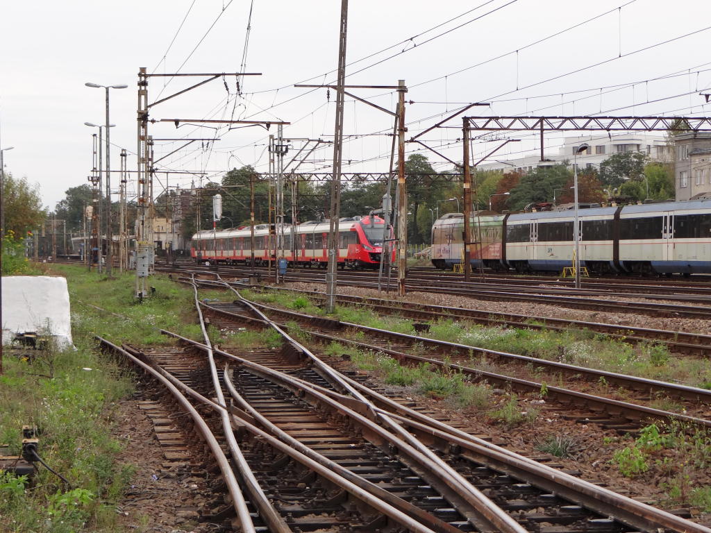 fot. Przemysław Więcek 
Wschodnia głowica rozjazdowa; wyjazd na Warszawę. Widok w kierunku Warszawy. 16,3 km. Obraz