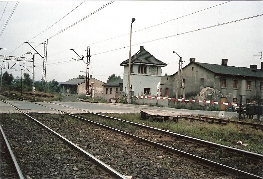 fot. U. Twardowski 
Post. 9, na linii Chorzow Miasto - Chorzow Batory km 8,3 jeszcze z trzema torami i zabudowaniami w tle. Po przebudowie szlaku i stacji Chorzów Batory, linia przebiega po dawnym torze 3 (przy budynku Post.). Dawne główne tory szlaku kończą się niedaleko za przejazdem (Post. 8 ul. Baltycka - zlikwidowano). Ja pracowałem na tym post. w latach 1978 - 83. Obraz
