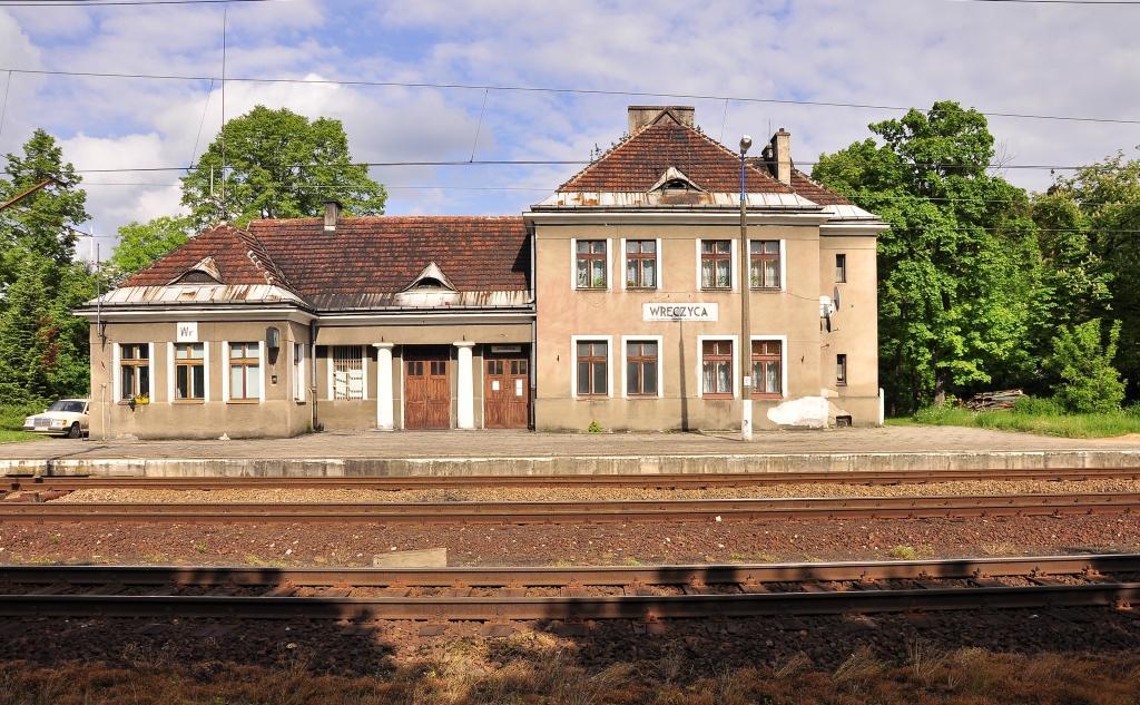 fot. ROBERT KOŃPA 
Budynek dworca wraz z nastawnią dysponującą "Wr". Widok z peronu 2; w prawo Herby Nowe, w lewo Kłobuck. Obraz
