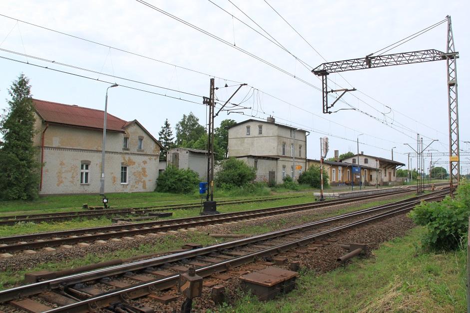 fot. Wojtek 
Zabudowania stacji. Od lewej: dwa budynki mieszkalne (parterowy i piętrowy), dworzec, magazyn towarowy. Widok od strony wjazdu z Terespola Pomorskiego/Tczewa. Obraz