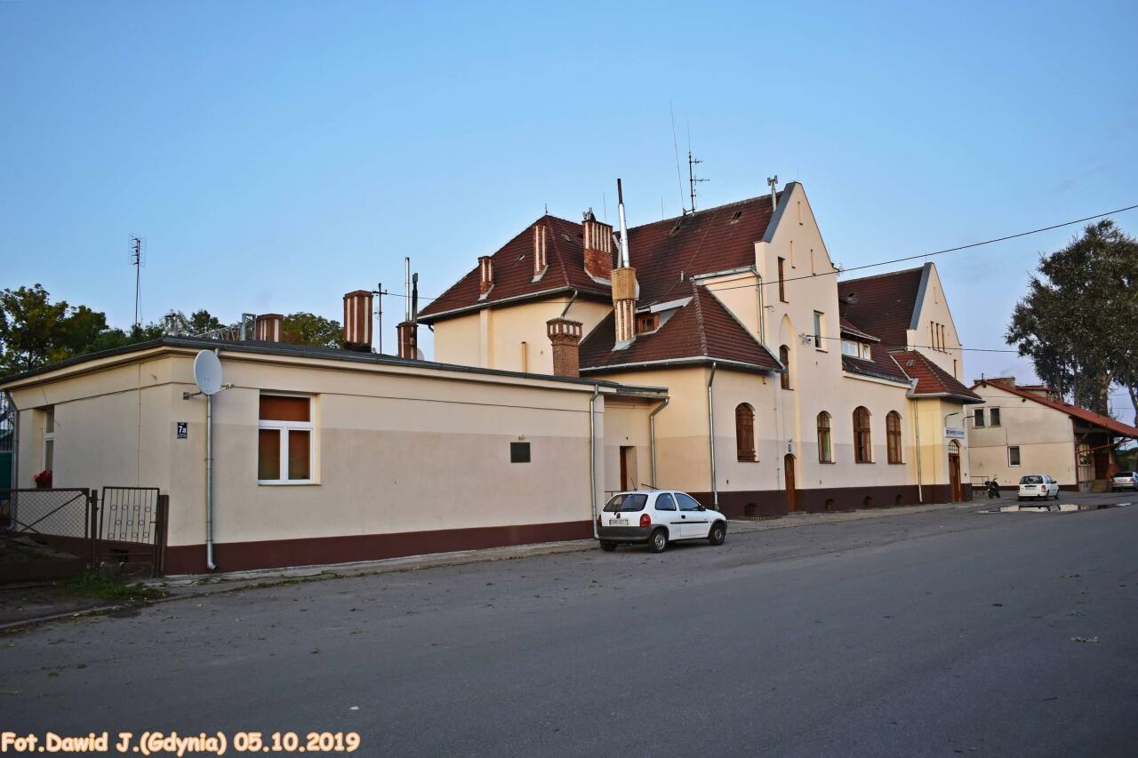fot. Dawid Jastrzębski 
Budynek dworcowy i budynek magazynu. Obiekty widoczne od strony podjazdu. Widok w kierunku Malborka i Nowego Dworu Gdańskiego. Obraz