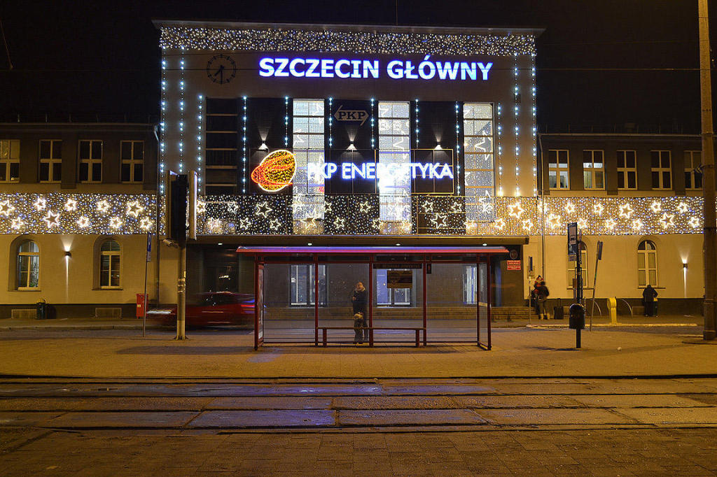 fot. Arecki 
Świąteczna illuminacja PKP Energetyka wykonana na budynku dworca. Obraz