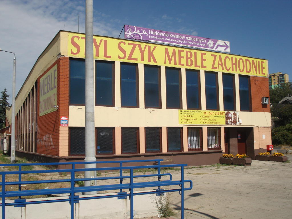 fot. Peter83 
Budynek dworcowy od strony stanowisk PKS. W dawnej poczekalni znajduje się obecnie sklep meblowy. Obraz