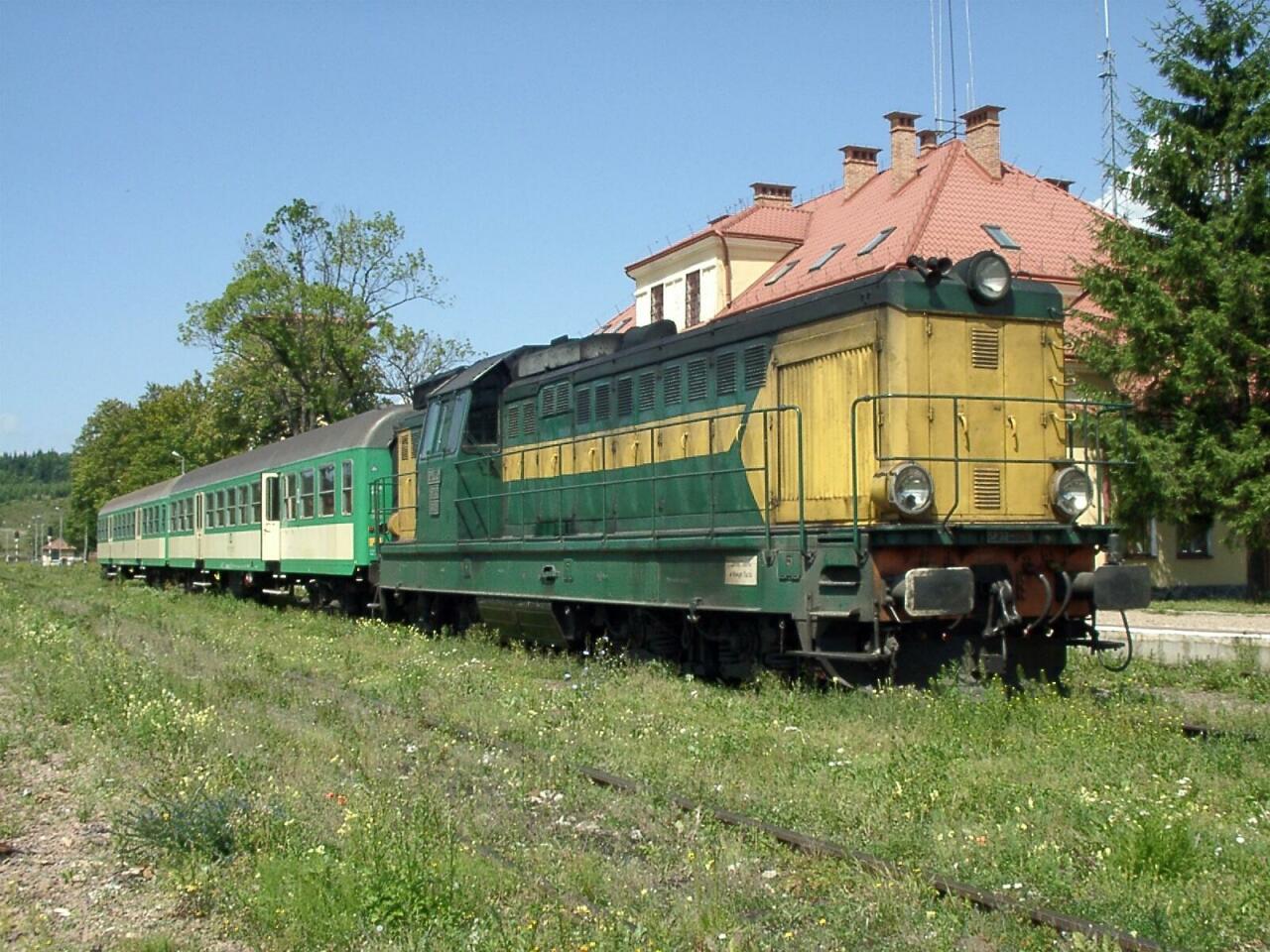 fot. Andrzej Gruszewski 
Łupków. Widok w stronę Przełęczy Łupkowskiej. Skład pociągu osobowego do Zagórza. Obraz