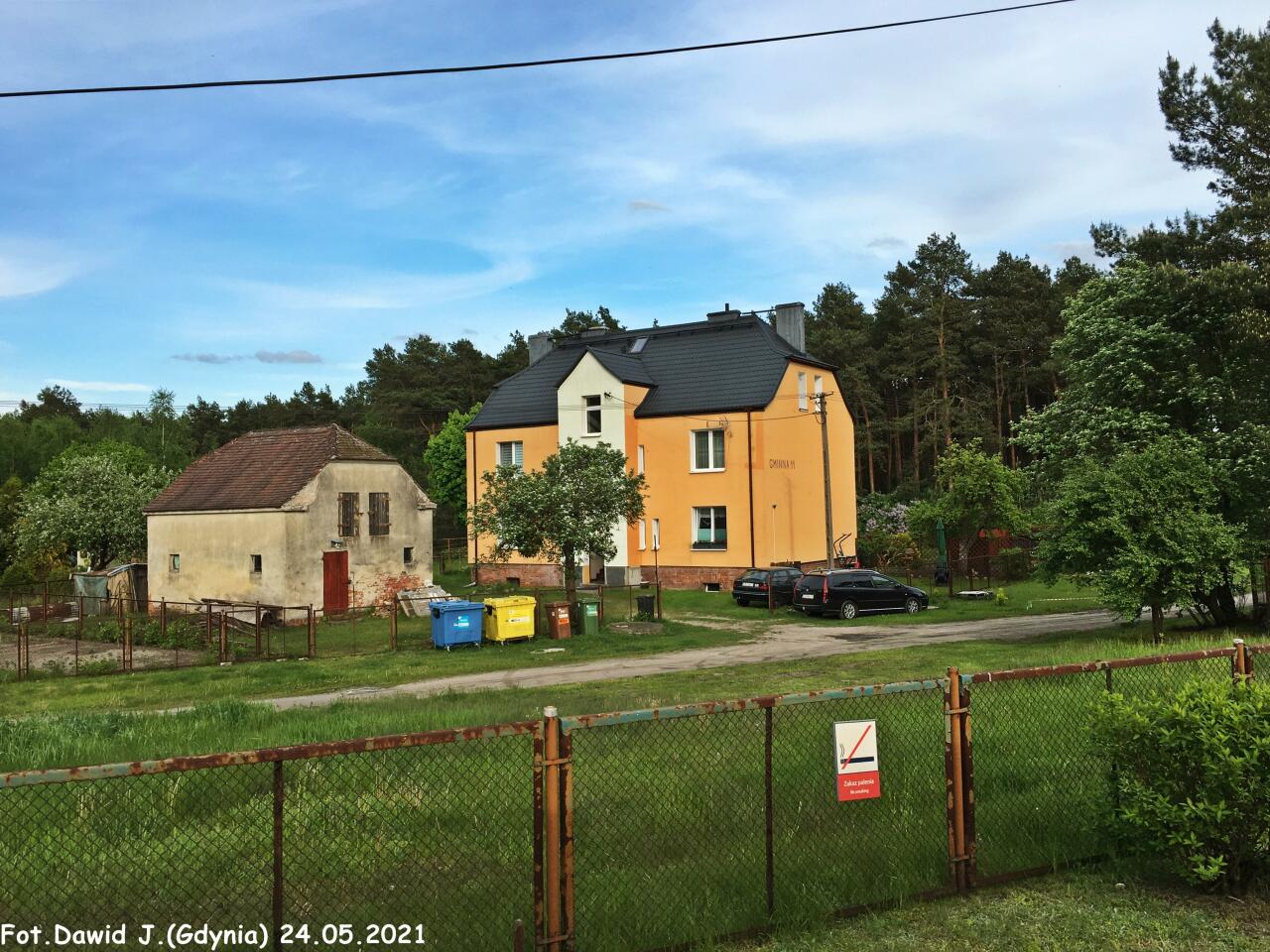 fot. Dawid Jastrzębski 
Kolejowy budynek mieszkalny (ul. Gminna 11) i pobliski budynek gospodarczy. Obiekty widoczne od strony torów. W lewo Bydgoszcz Główna, w prawo Inowrocław. Obraz