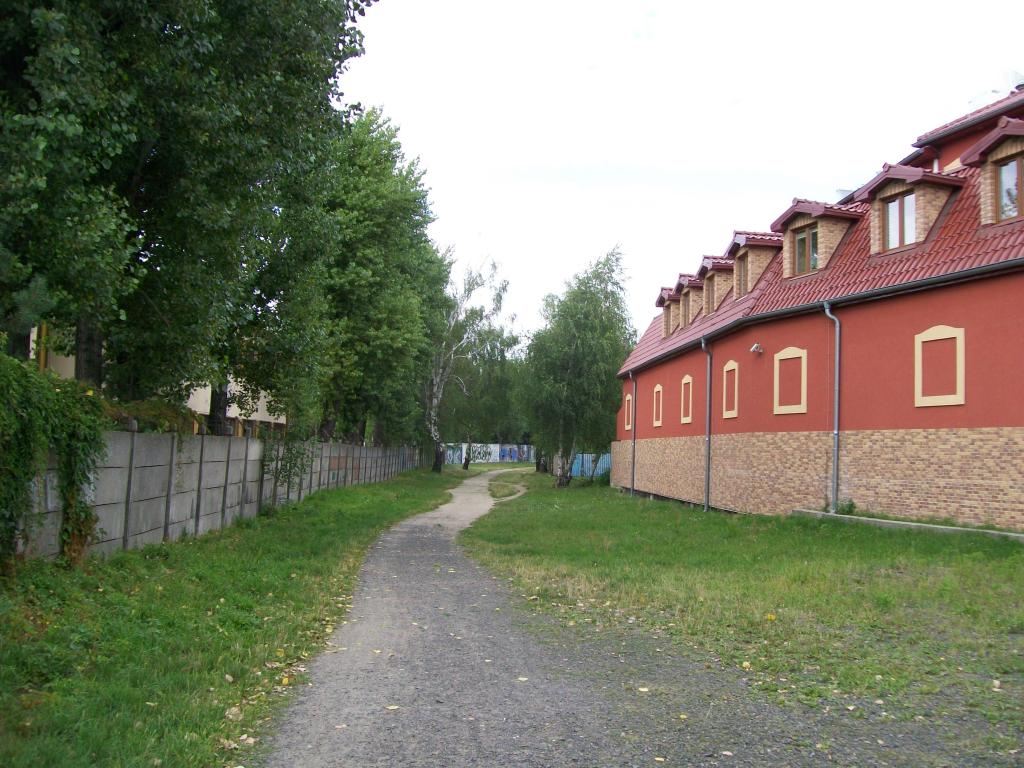 fot. wasiukibic 
Oławska Kolej Portowa. Widok na starotorze z ulicy Sikorskiego w kierunku północnym (do portu). Na drugim planie z prawej - brama wjazdowa do dawnego tartaku. Obraz