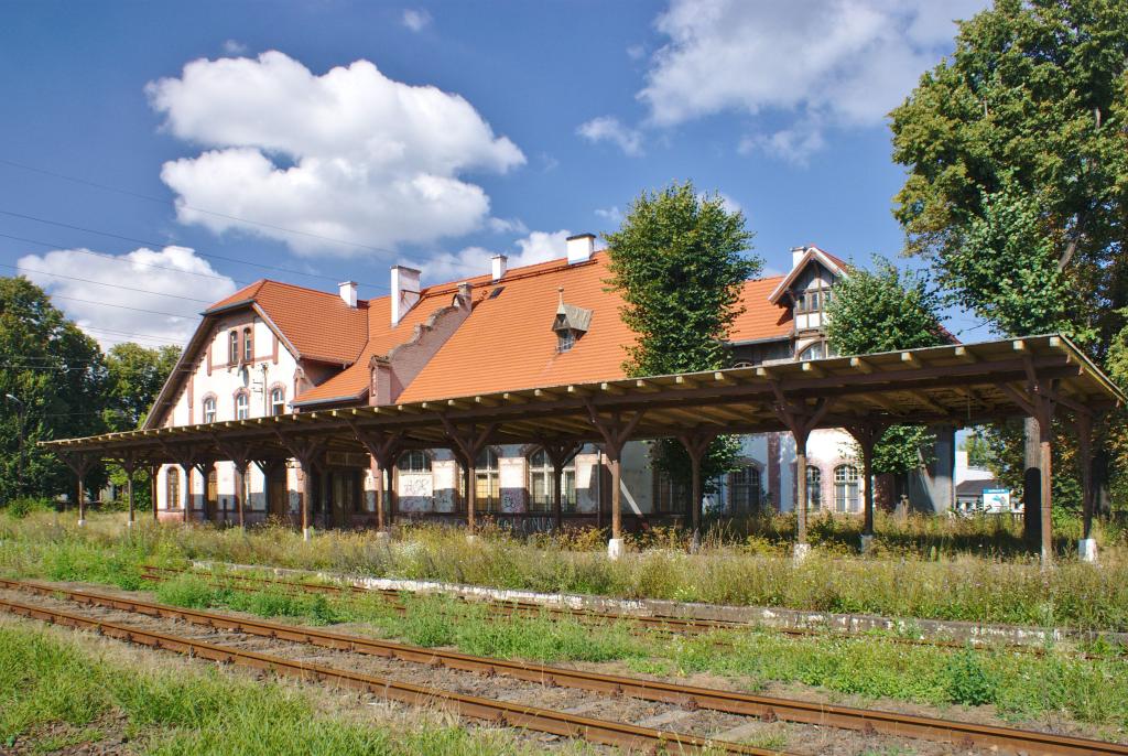 fot. Marek Potocki 
Dworzec kolejowy Świdnica Przedmieście, budynek dworca i perony. Widok od strony torów w kierunku północno-zachodnim. W lewo Świdnica Miasto i Świdnica Kraszowice, w prawo Kobierzyce/Wrocław. Obraz
