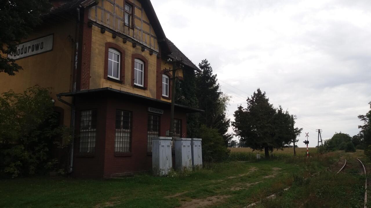 fot. Prochiron 
Peron i budynek dworca z przybudówką, w której mieściła się nastawnia dysponująca. Widok od strony Jarocina. Obraz