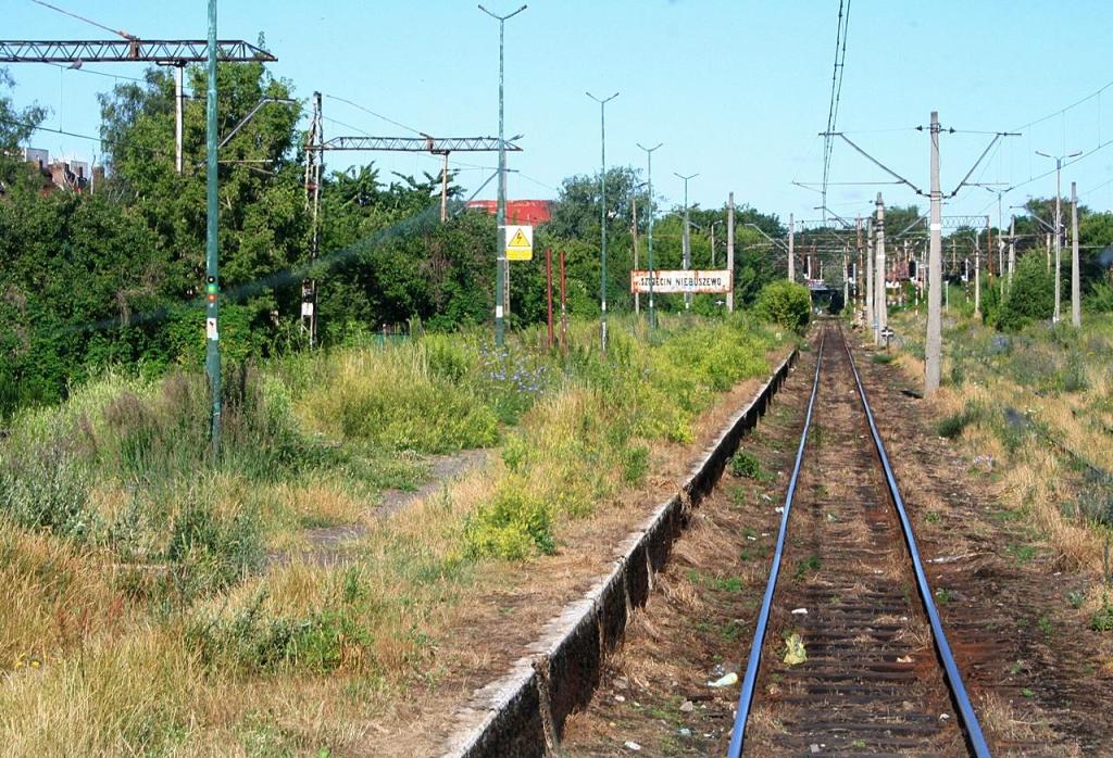 fot. irek 
Szczecin Niebuszewo - wjazd na zamkniętą dla ruchu osobowego stację od strony Szczecin Główny. Obraz