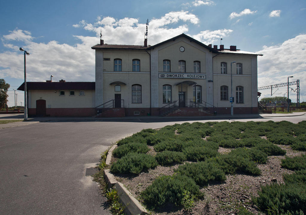 fot. Danuta Bator 
Budynek dworca od strony podjazdu. Widok w kierunku południowym; w lewo Opalenica/Poznań, w prawo Zbąszyń. Obraz