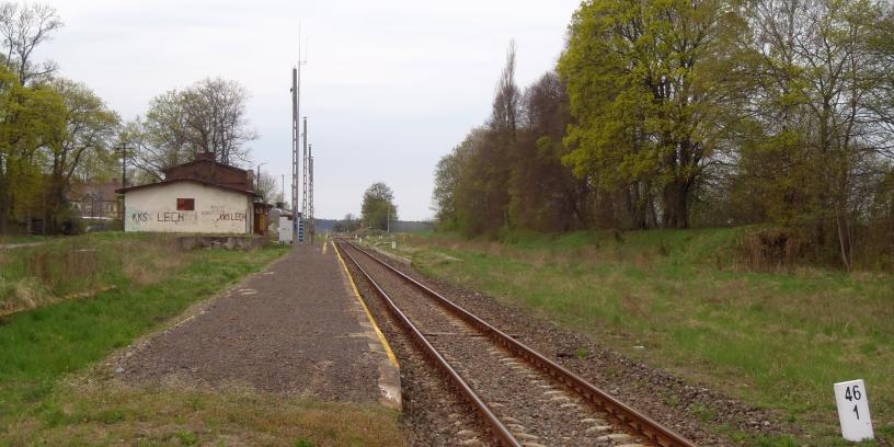 fot. octanq 
Tuczno Krajeńskie: widok na perony w kierunku Kalisza Pomorskiego. W tle magazyn towarowy. Obraz
