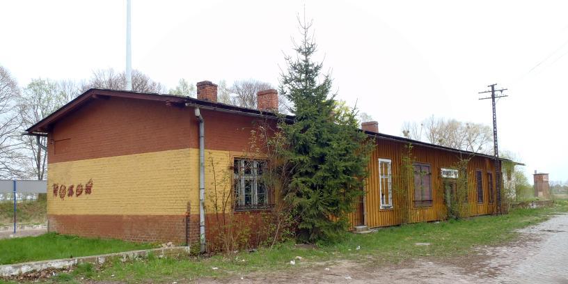 fot. octanq 
Tuczno Krajeńskie: widok od ulicy, wraz z słupem (po prawej stronie zdjęcia, najprawdopodobniej telekom.) o nitowanej konstrukcji, przy budynku dworca. Obraz
