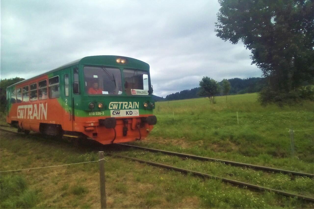 fot. Paweł Frączek 
Motorak zdąża z Sędzisławia do Kralovca (w prawo). Okolice przejazdu w km 12,6. Obraz
