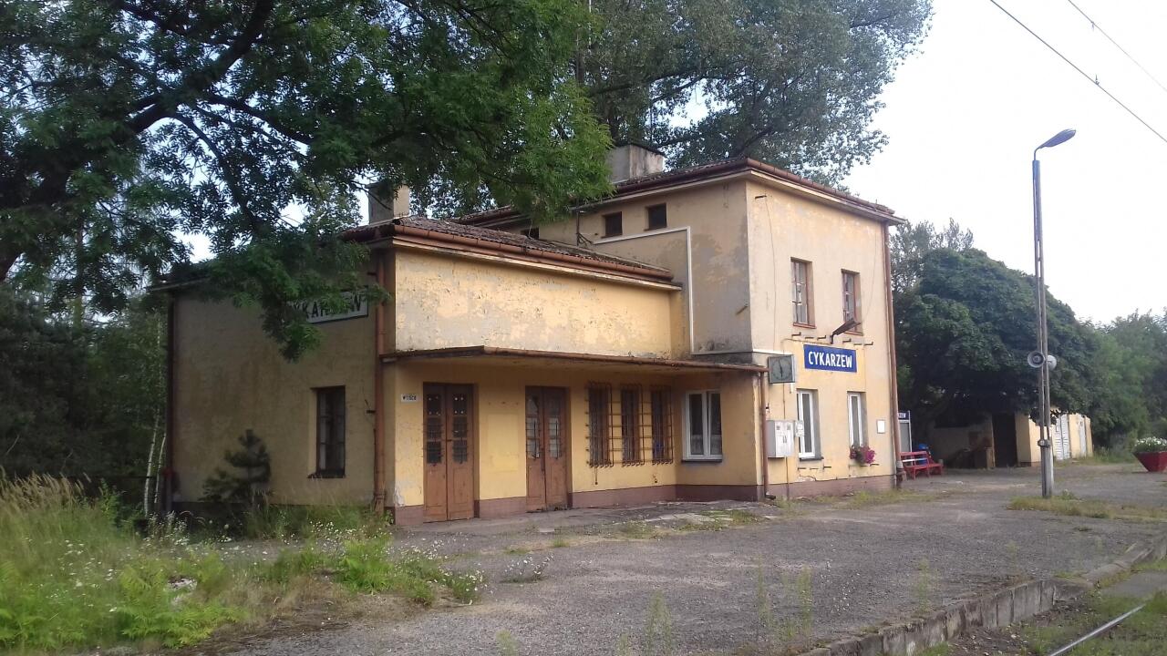 fot. Zbigniew Chromik 
Budynek dworca w Cykarzewie, widok od strony torów. Obraz