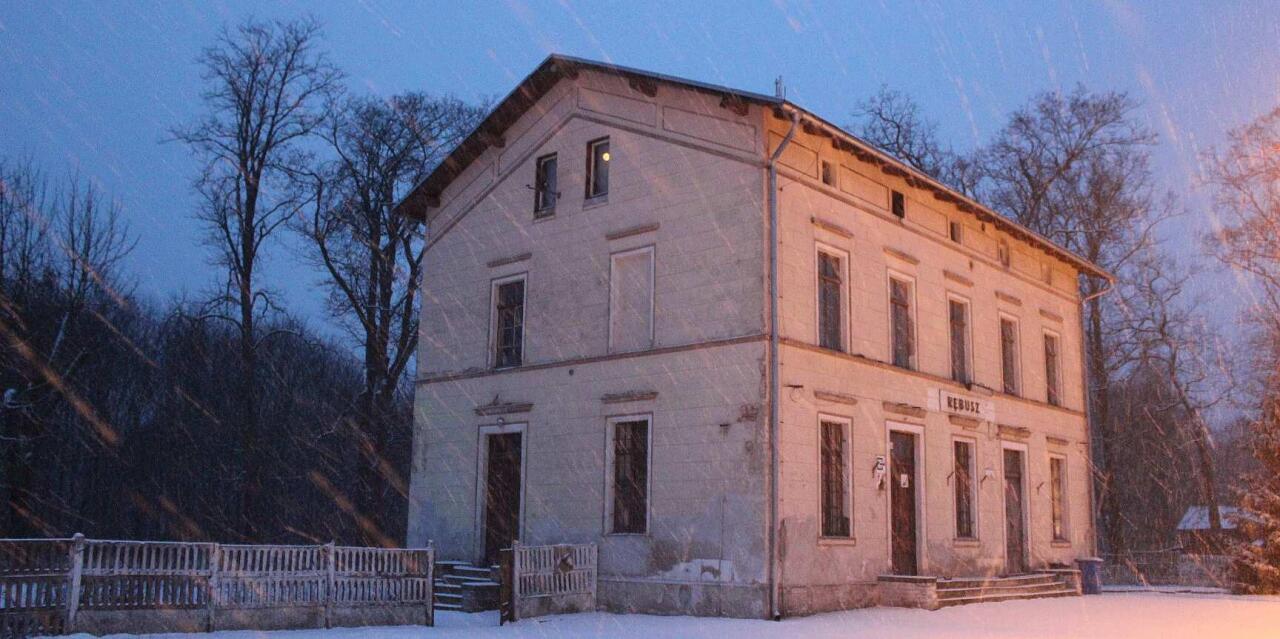 fot. octanq 
Budynek dworcowy - widok od strony torów/od strony Krzyża. Obraz