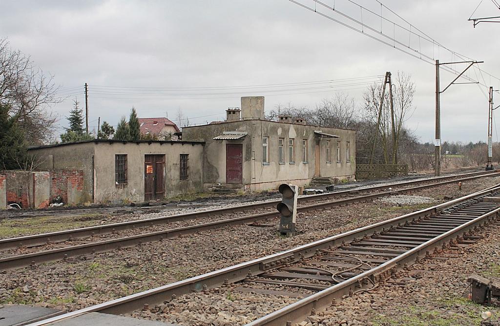 fot. irek 
Poznań Krzesiny - widok z przejazdu ul. Krzesiny na budynki kolejowe. Obraz