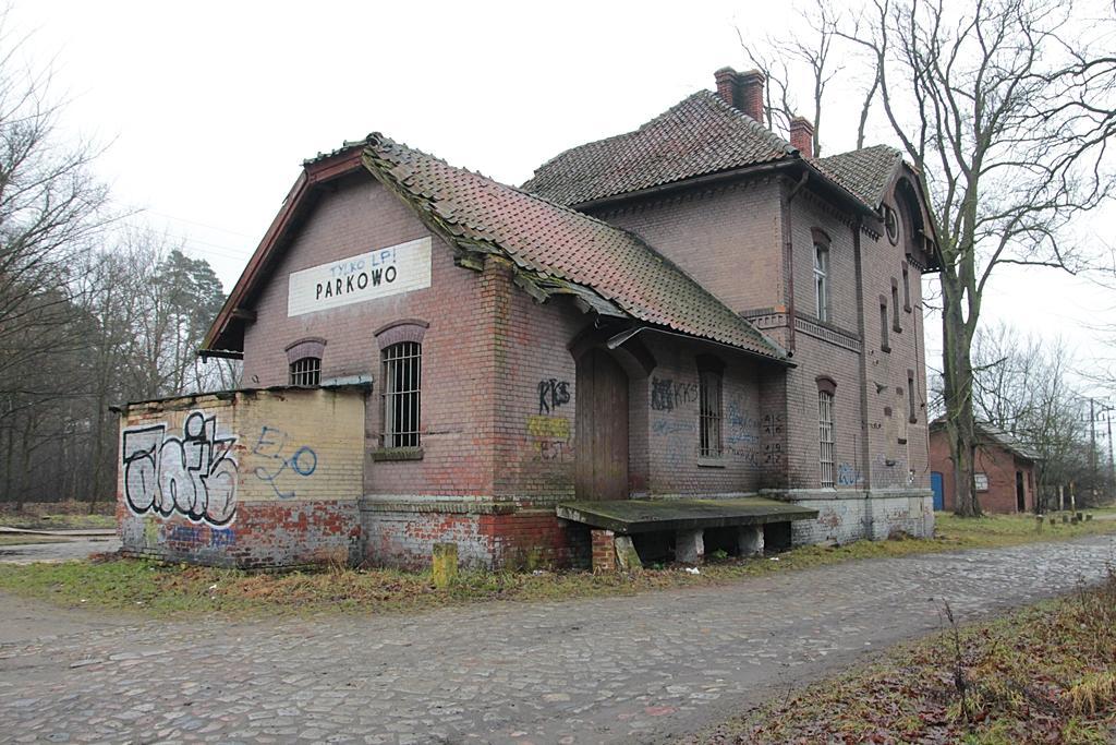 fot. irek 
Parkowo - widok od strony parkingu. Obraz
