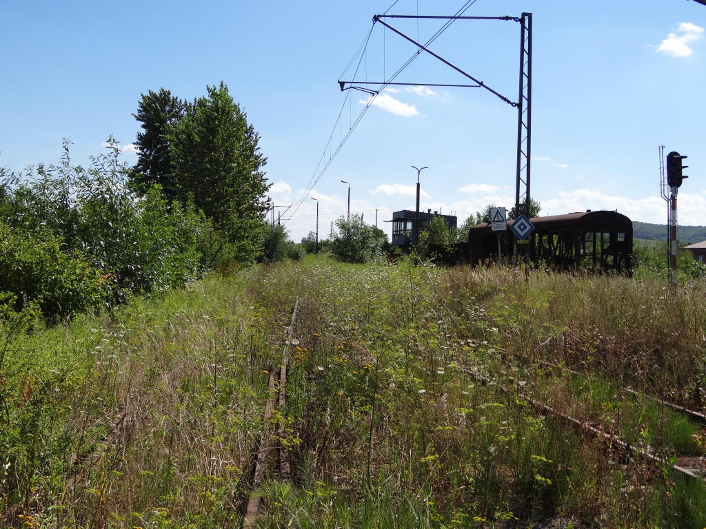 fot. Przemysław Więcek 
Południowa głowica rozjazdowa; wyjazd na Chyrów. Zelektryfikowany jest tylko to główny dodatkowy nr 2. Widoczny jeden z czterech semaforów wyjazdowych. Po prawej nastawnia. Widok w kierunku Chyrowa. 4,5 km. Obraz